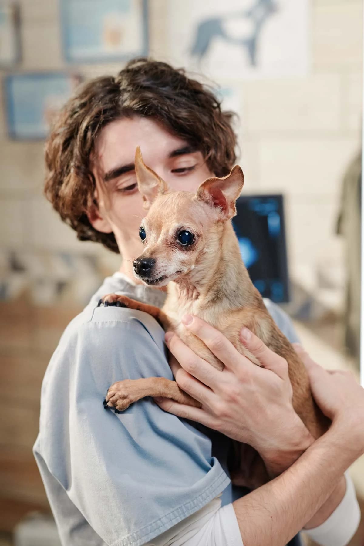 Jacques portant un chien