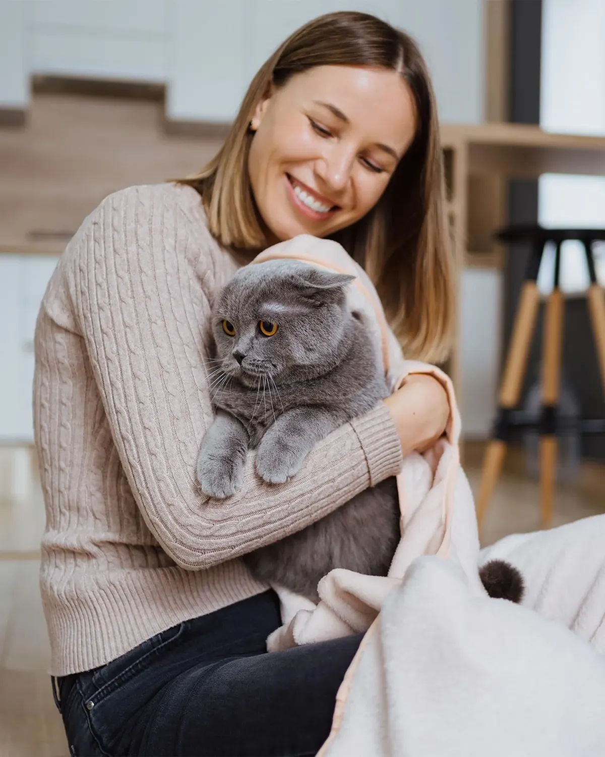Femme sereine avec son chat